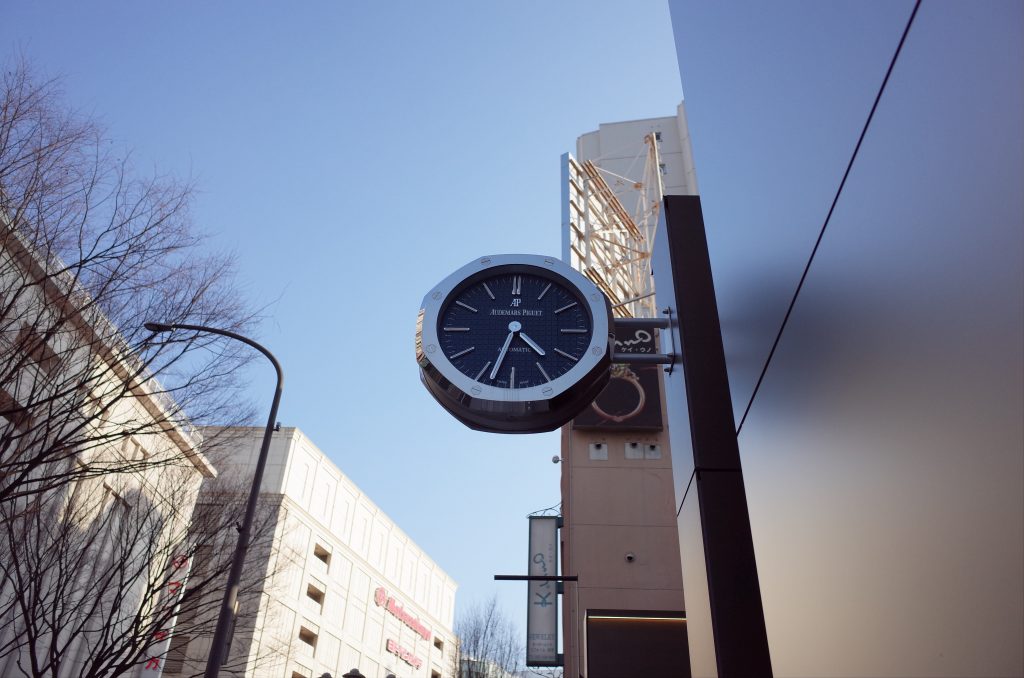 オーデマピゲの正規店に設置してある時計の画像